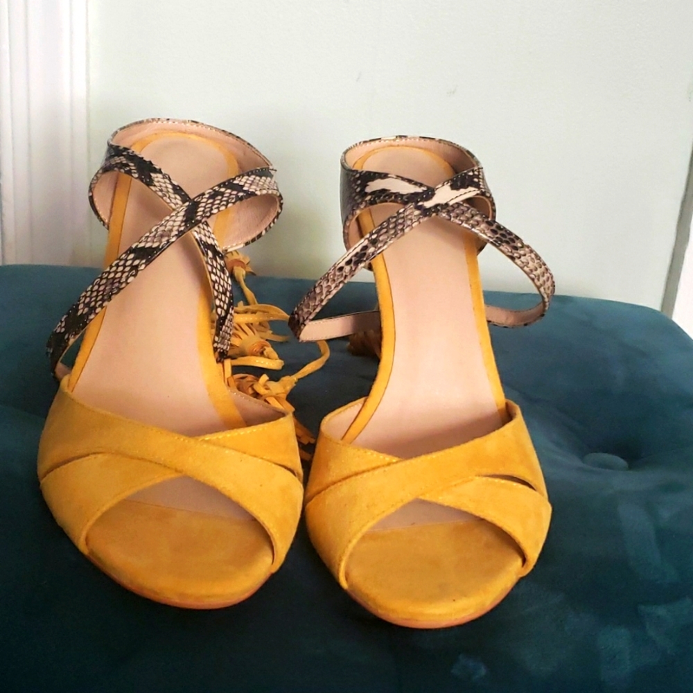 Yellow heels sz 10/41